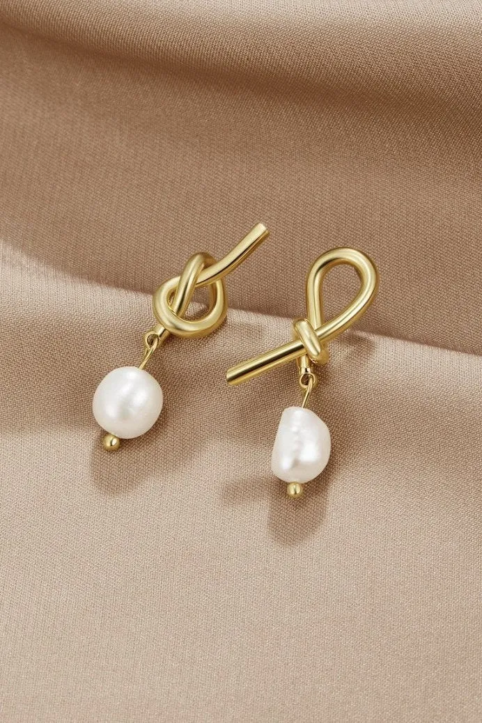 Boucles d'oreilles en or noué et perles d'eau douce